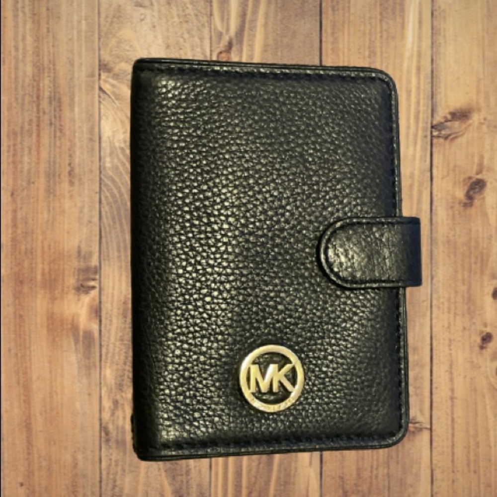 MICHAEL KORS Fulton Passport Case in BLACK